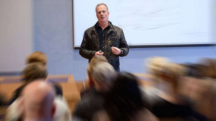 Affärscoach Jörgen Bond håller föredrag om ledarskap i Näringslivets hus i samband med Falu kommuns företagarvecka.