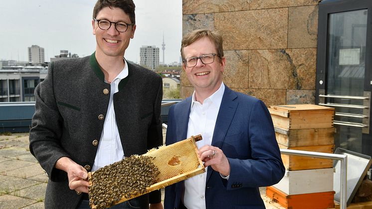 V.l.: Imker Jürgen Brandl und Bernd Hochberger, Vorstandsmitglied der Stadtsparkasse München.