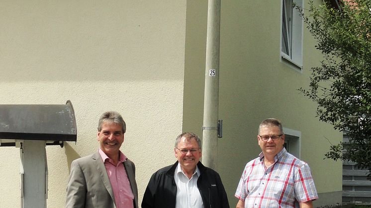 Freuen sich über eine Investition in den Klimaschutz: Zeilarns Bürgermeister Werner Lechl (M.) sowie Franz-Josef Bloier (l.) und Hans-Peter Bauer (r.) vom Bayernwerk.