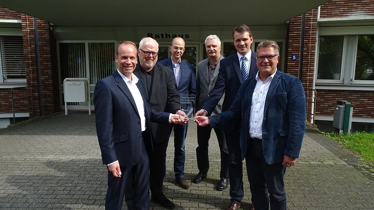 (v.l.): Mirko Tansjek und Stephan Klaus (Deutsche Glasfaser), Josef Hadick (WINDOR), Arno Schade (Breitbandbeauftragter), Bürgermeister Tobias Stockhoff und Stadtbaurat Holger Lohse. Foto: Frank Langehorst / Lembecker.de