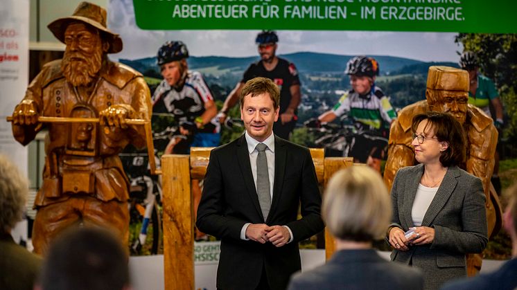 Ministerpräsident Michael Kretschmer eröffnete die Gemeinschaftspräsentation "Erzgebirge hautnah" am Flughafen Dresden 