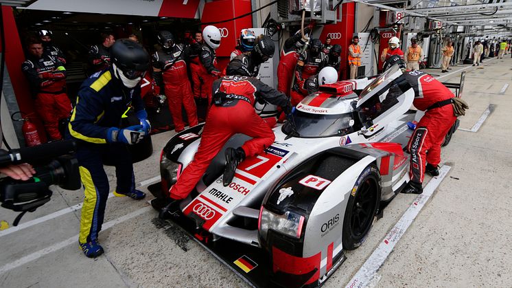 Audi R18 e-tron quattro #7 i pit