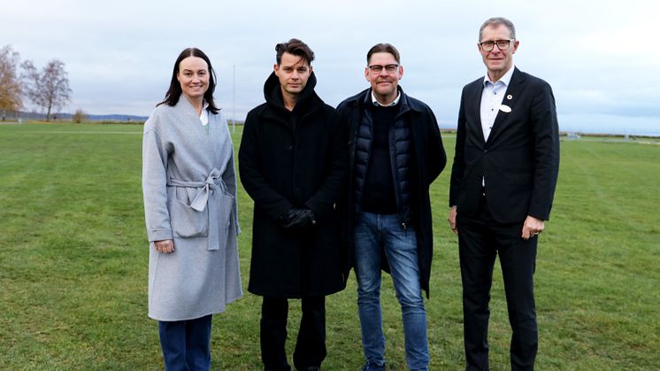 Elmiafältet blir platsen för Thunderfield festival. Från vänster: Caroline Törnblad, chef möten och evenemang Destination Jönköping, arrangörerna Mirza Sisic, Snowman Agency och Ola Söderdahl, One Wknd Only Productions och Agne Bengtsson, vd Elmia.