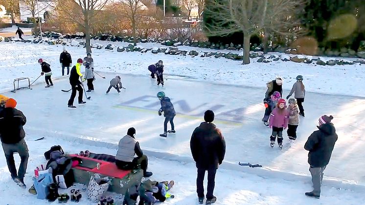 ​Finja DIY – Bygg skøytebane med murblokker for hockey og skøyter