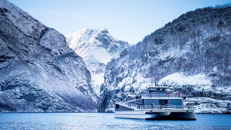 Nyt vinterlyset på eit fjordcruise på Nærøyfjorden