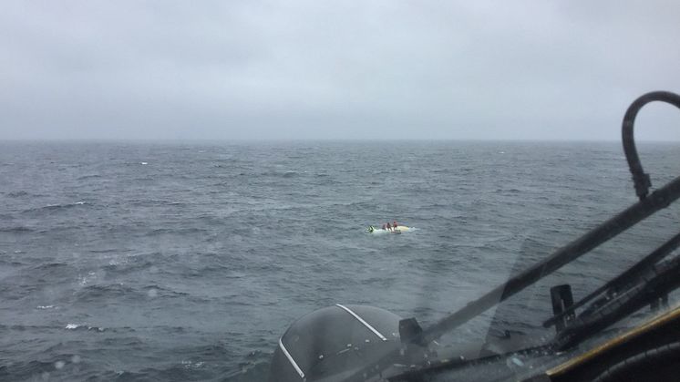 Hi-res image - ACR Electronics - The USCG approach the fishermen awaiting rescue
