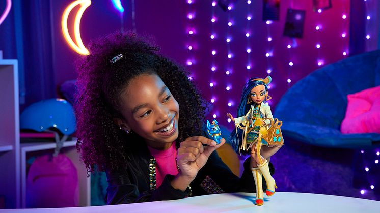 Die beweglichen Monster High Puppen fangen die gruseligen Charaktere mit einem frischen Look und themenbezogenen Accessoires ein.