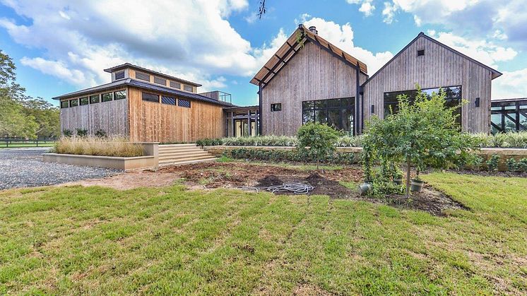 MODERN RANCH ESTATE RECENTLY COMPLETED ON PECAN FARM IN TEXAS