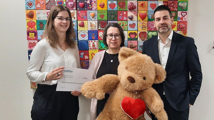 Katharine Krone (Filialleiterin Leipzig), Kerstin Stadler vom Kinderhospiz und Marco Moser (Regionalleiter) präsentieren stolz den Spendenscheck