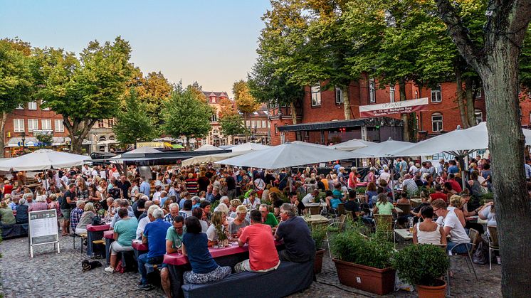 Das Weinfest in der Burger Altstadt ist bei Einheimischen und Gästen sehr beliebt. © Rolf Kollenberg