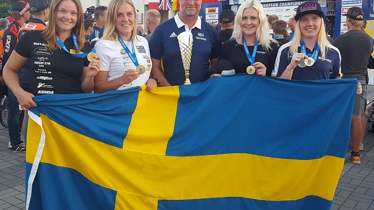 Lagguld i EM för 4 svenska tjejer: Emelie Borg Nilsson, Amanda Elvin. (Ronnie Bengtsson) förbundskapten för damlandslaget i enduro. Emilia Reimander och Hanna Berzelius.