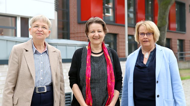 Bei der Verabschiedung: Vizepräsidentin Dr.in Marion Rieken, Astrid Raabe und Monika Riesmeier, stellv. Personalratsvorsitzende