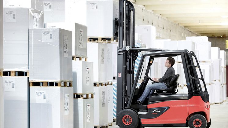 Linde planerar att återigen utöka sitt utbud av litiumjondrivna truckar i slutet av året. Redan nu har försäljningen av motviktstruckarna med 90V litiumjonbatterier påbörjats.