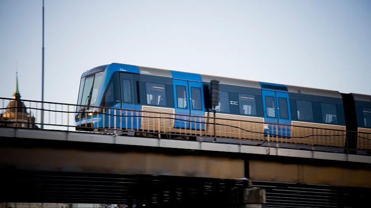 Tunnelbanetåg på bro