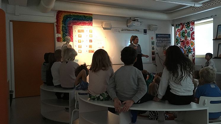 Lärare Elvira Aréus och elever på E-koll, Erlaskolan Östra