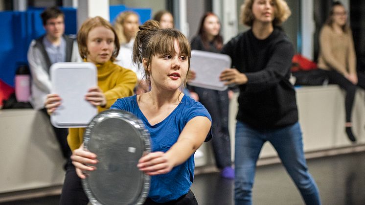 Kulturskolans musikalgrupp tränar på framträdandet som de har varit med och skapat från grunden.
