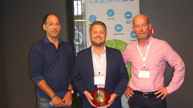 ​President Shane Garcia från WorldNet Associates tillsammans med Jerry Nilsson och Mats Ivarsson från NTEX i samband med att de fick ta emot utmärkelsen som bästa partner 2017.