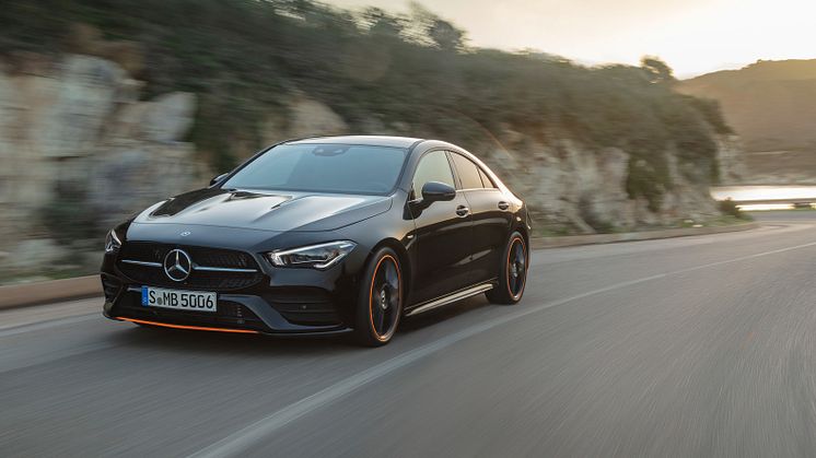Mercedes-Benz CLA, Edition Orange Art, AMG Line, cosmos black. Med den intelligenta farthållaren Distronic  som nu även får information från både kartor, kameror och radar och anpassar automatiskt farten i och inför kurvor, avfarter och rondeller.