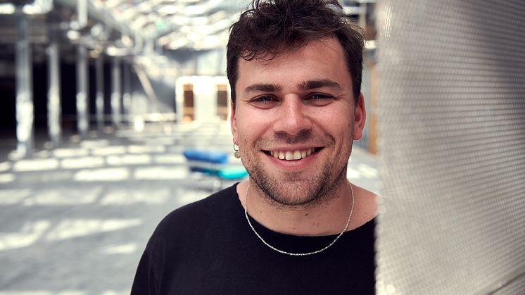 Regissør Simen Formo Hay er veldig glad for å kunne sette opp Døden på Oslo S på Økernsenteret: – Det er en fantastisk mulighet. Dette prosjektet ville ikke blitt så kult inne i et teaterbygg, på en hovedscene.