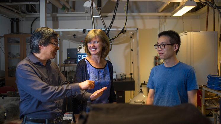 Weimin Chen (vänster, Irina Buyanova och Yuqing Huang (höger, vid Linköpings universitet.