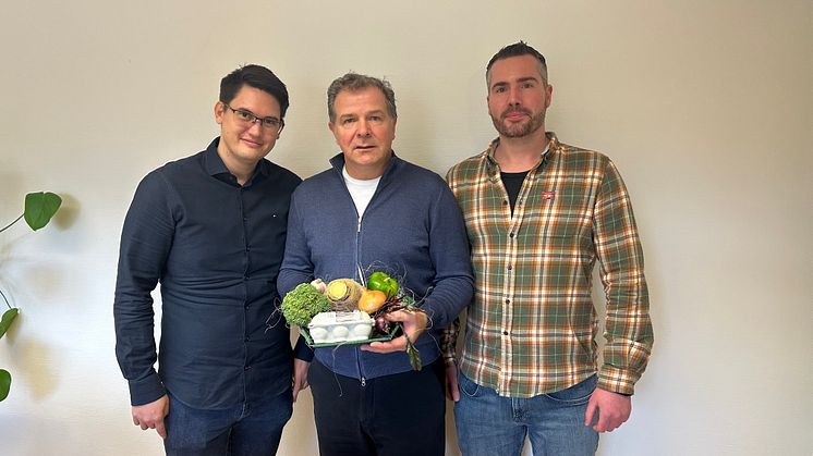 Fußball-Weltmeister Andreas Möller (Mitte) mit Johann Hackfeld (links) und Benedikt Merz von den Fexiblen Hilfen der Hephata-Jugendhilfe in Frankfurt.