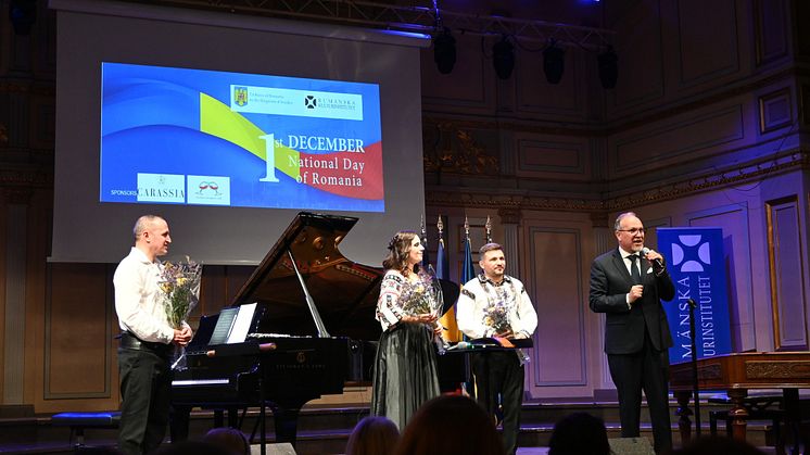 Ambasadorul Romaniei in Regatul Suediei Daniel Ionita, alaturi de artisti la concertul dedicat Zilei Nationale a Romaniei in Suedia.jpg