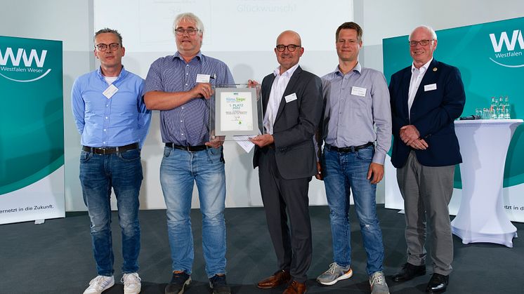 Stolze Preisträger beim Klima.Sieger 22 (v. l.): Stefan Engel, Andreas Massmann, Andreas Speith, Westfalen Weser, Sebastian Werpup, und Höxters stellv. Bürgermeister Hans-Josef Held.