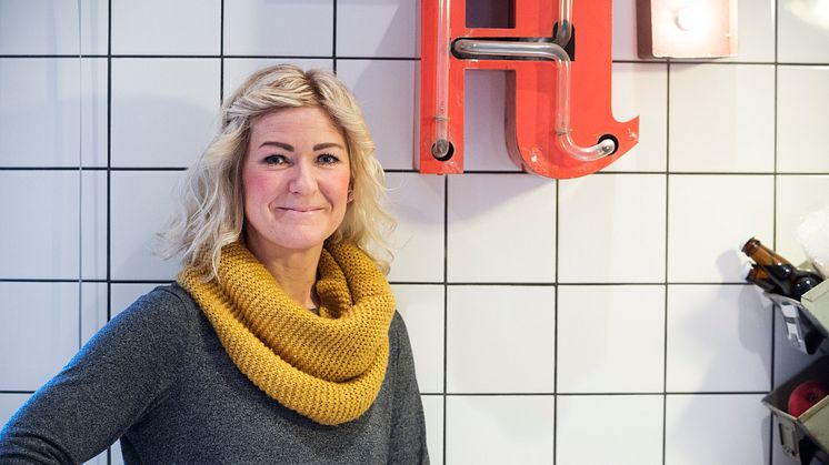 Stina Isakson tar emot pris på retrokväll