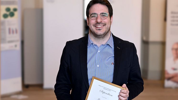Ioannis Zerdes m diplom liggande