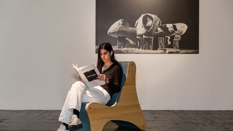 Frederick Kiesler, Correalist Rocker, 1942 och fotografi av modell, Endless House, 1959. Foto: Jean-Baptiste Beranger