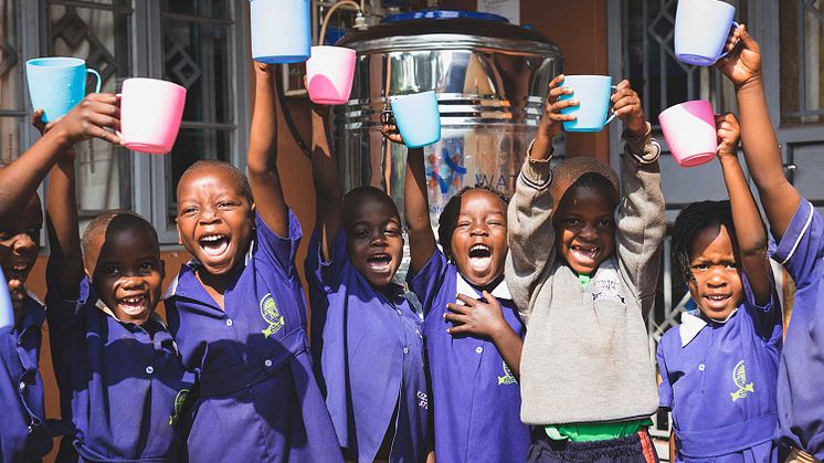 Sauberes Trinkwasser für Schulen und Haushalte in Uganda.