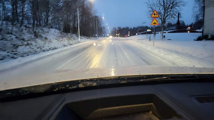 Utbildning i körning på halt väglag är en av flera viktiga delar i utbildning för företag med personal i trafik.