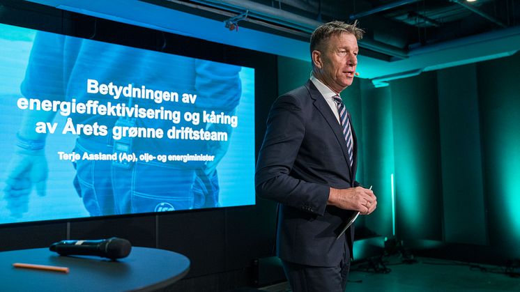 Olje- og energiminister Terje Aasland kommer for å dele ut prisen til Årets grønne driftsteam på Grønn driftskonferanse 14. november. Her fra fjorårets utdeling. Foto: Grønn Byggallianse