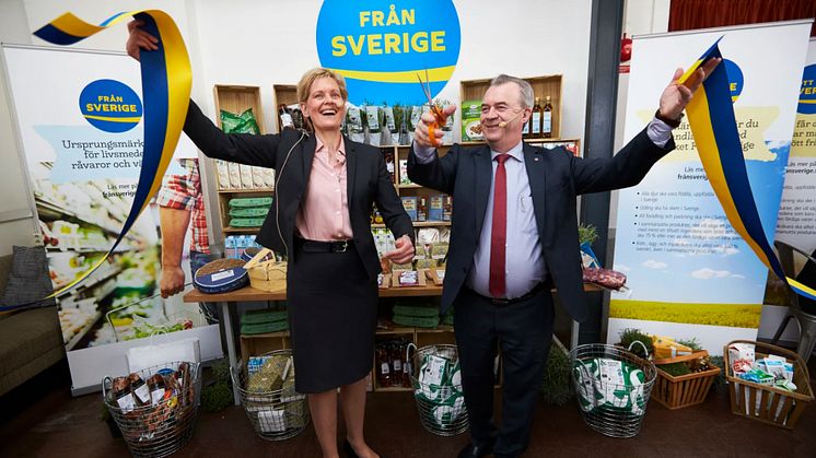  Dåvarande landsbygdsminister Sven-Erik Bucht och Maria Forshufvud vid lanseringen av Från Sverige-märkningens 20 april 2016. Här svarar Livsmedelsföretagen, LRF och Svensk Dagligvaruhandel på frågor om Från Sveriges första 5 år och framtiden.