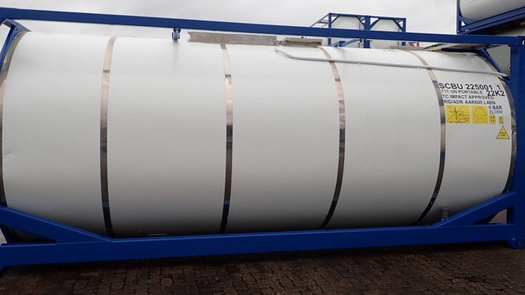 Tankcontainer, fylld med handsprit som snart är förpackad i mer hanterbart 1-litersformat och påväg till sjukvården runt om i landet. 