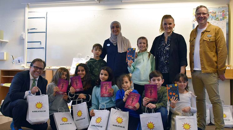 Elever som läser modersmål och går i klass 3a och 3b på Färjestadsskolan fick idag varsin bokgåva.