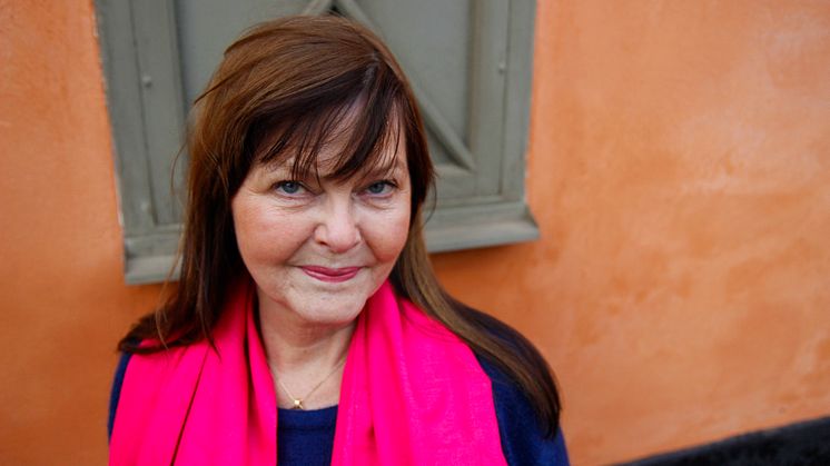 Drottningen av Mappielit "Eva Swedenmark, den felande länken mellan Catharina Ingelman-Sundberg  och Fay Weldon slår ett slag för skrattrynkorna", skriver M Magasin.