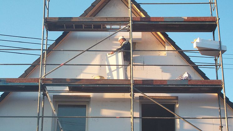 Eine energetische Sanierung eines Hauses kann von oben nach unten erfolgen