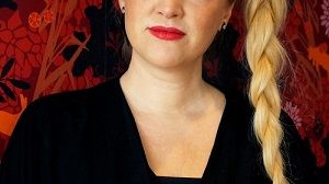 Ingrid Remvall berättar om den kreativa resan – från idé till färdig bok. Hennes senaste bok heter "Mord och martinis: Kändiskockens död".