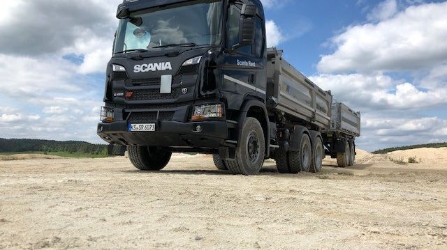 Von der Fachpresse hoch gelobt: der Scania G 450 XT 6x4 mit Meiller Dreiseitenkipper.
