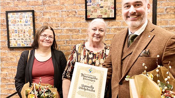 Priset överlämnas av föreningens ordförande Lillemor Wodmar och togs emot av Jonas Hysing och Hanna Dittrich Söderman, Nationella viltolycksrådet. Foto Louise Cederlöf, Svenska Djurskyddsföreningen