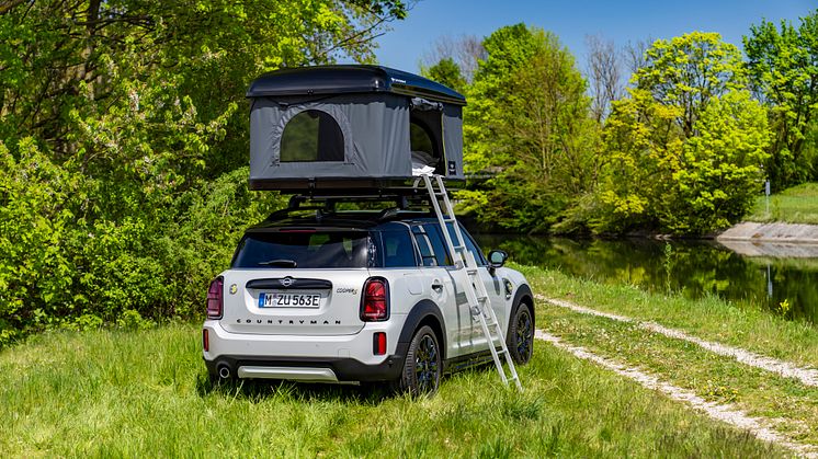 Hemestra i naturen med MINI: elektrifierade campingbilar med taktält