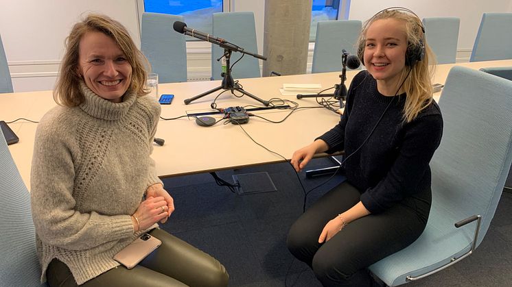 Aino Olaisen (til venstre) og Janicke Echoff starter opp podcasten "Hekta på havbruk". Foto: Dag Sørli, Sjømatrådet
