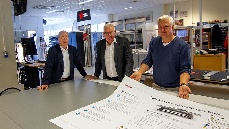 God stemning når Gunnar i Profilsenteret har besøk av Jarle Mikkelsen og Anton Strand fra Canon. - Godt samarbeid med Canon gjennom mange år var utslagsgivende for at vi valgte nyeste Arizona-generasjon, sier lederen av Profilsenteret.