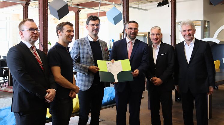 v.l.n.r.: Dr. Marcus Haberstroh (SpinLab), Dr. Eric Weber (SpinLab), Alexander Türpe (ExciteLab), Martin Dulig (sächsischer Wirtschaftsminister), Udo Werner (TUDAG TU Dresden Aktiengesellschaft) und Prof. Dr. Andreas Pinkwart (TUD|excite) 