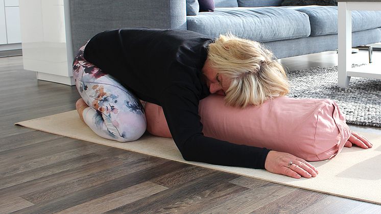 Yogans positioner och andning kan lindra pms och klimakteriebesvär.