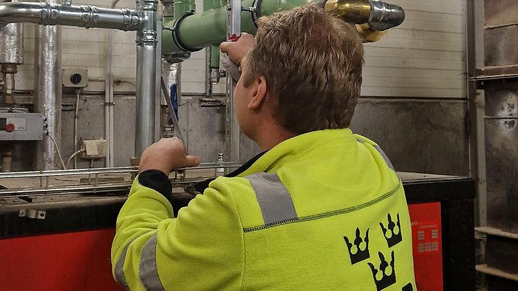 SMP:s ingenjör Simon Lindström besiktar en panna hos Naij Betong