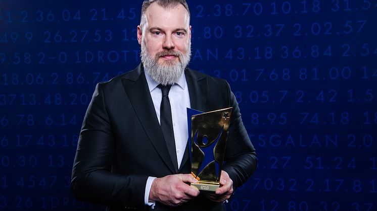 Förbundskapten Richard Grönborg poserar för porträtt med Elias Petterssons pris för Årets Nykomling
