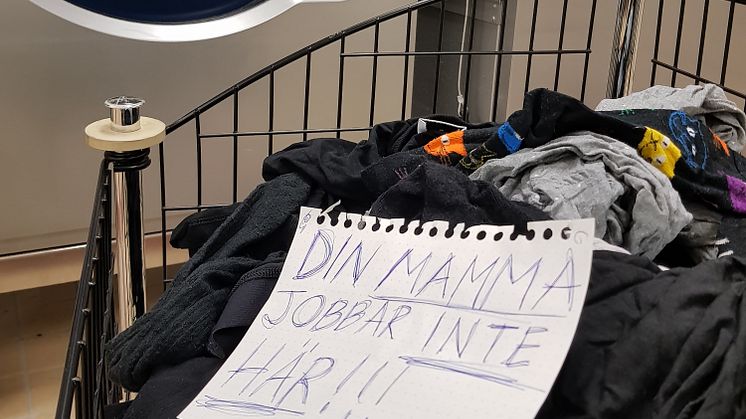 Den arga lappen är ett undantag när grannar ska komma överens. Betydligt fler föredrar att prata med varandra, enligt en Novus-undersökning. Foto: SKB/Henrik Betnér