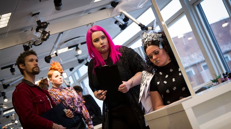 Dommerne Kevin Skou Birk og Dorthe Damm Johansen bedømmerne elevernes arbejde 